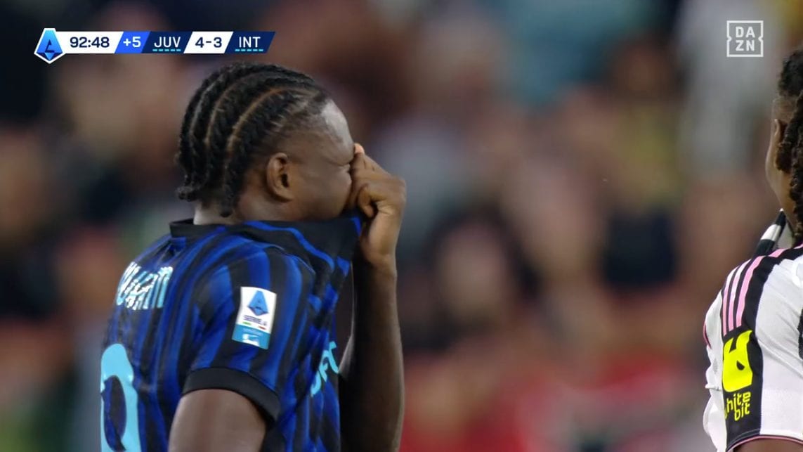 La prolungata risata di Marcus Thuram prima della convalida del gol.