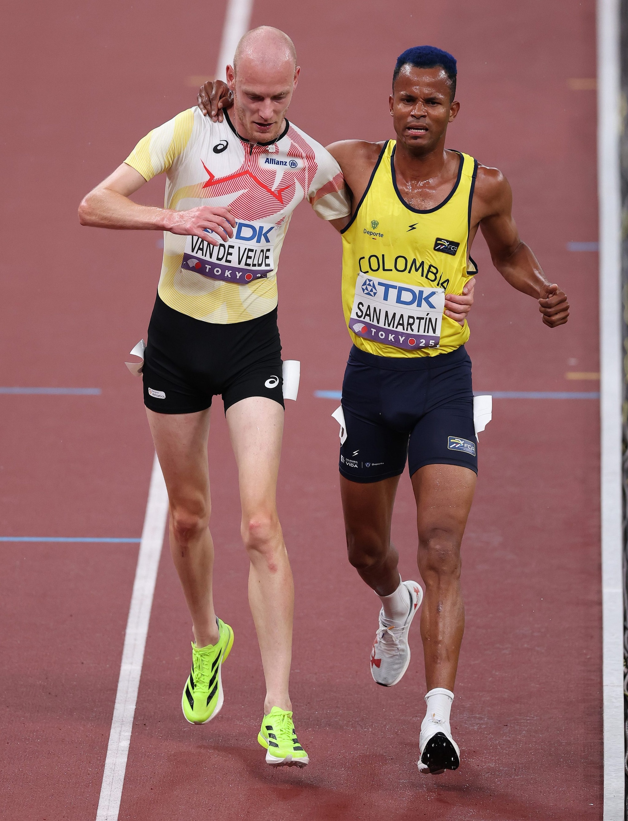 Il toccante arrivo di Van de Velde e San Martin appaiati ai Mondiali di atletica leggera