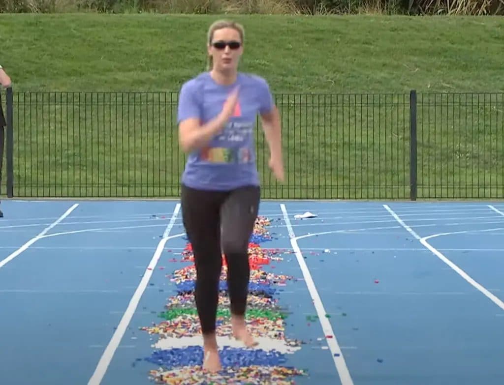 Gabrielle Wall durante la prova del record mondiale dei 100 metri a piedi scalzi sul Lego
