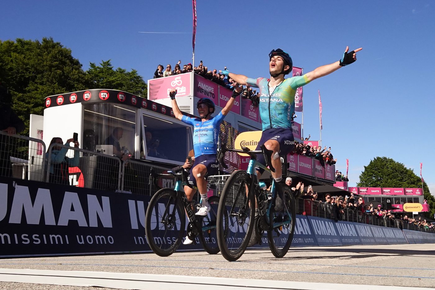 Christian Scaroni col compagno di squadra Lorenzo Fortunato al traguardo della 16a del Giro 2025