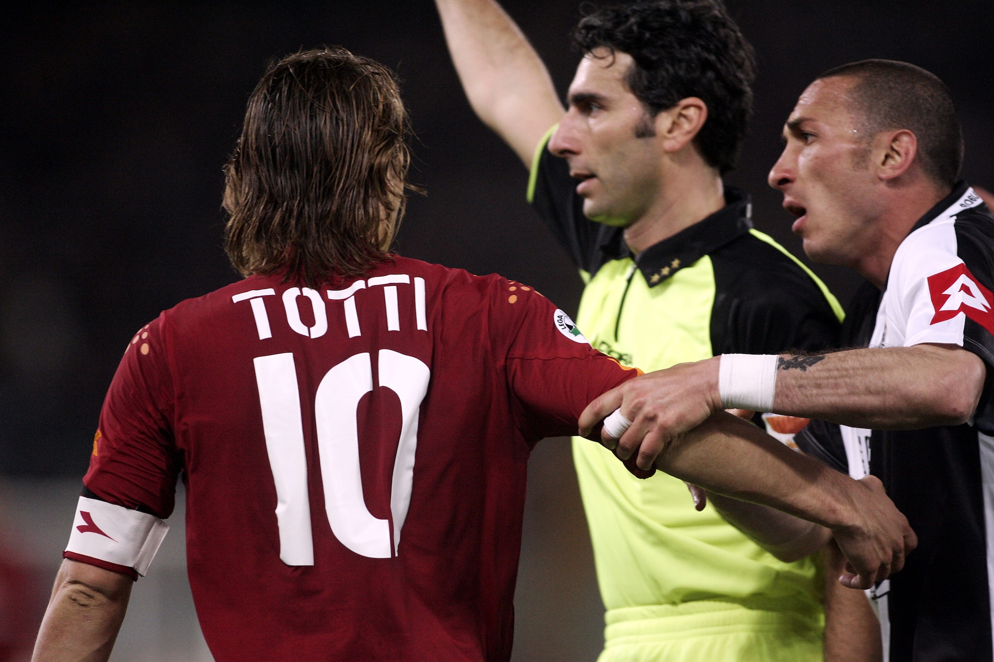 L’arbitro Dondarini espelle Francesco Totti in Roma–Siena del 17 aprile 2005