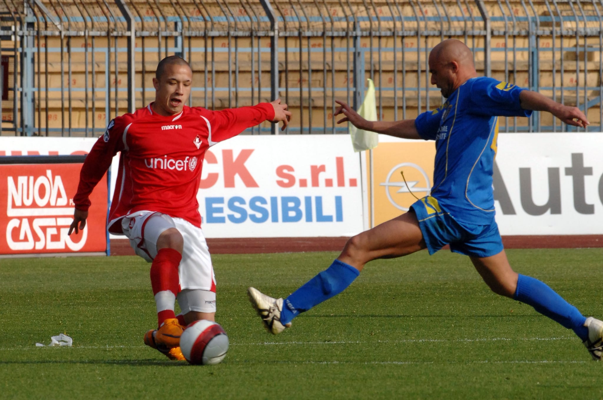 Nainggolan ai tempi del Piacenza, prima squadra italiana a soli 16 anni