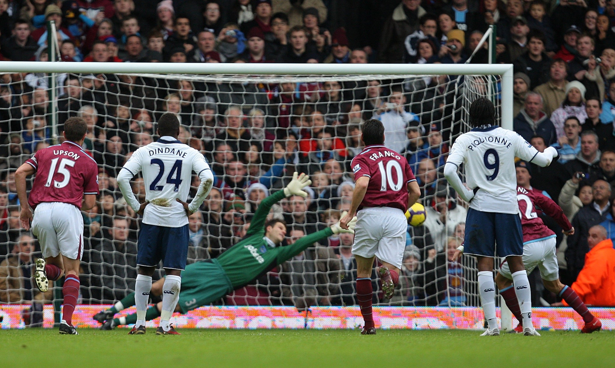 Diamanti ha giocato tra il 2009 e il 2010 ha giocato con il West Ham, ha segnato 7 gol in Premier League.