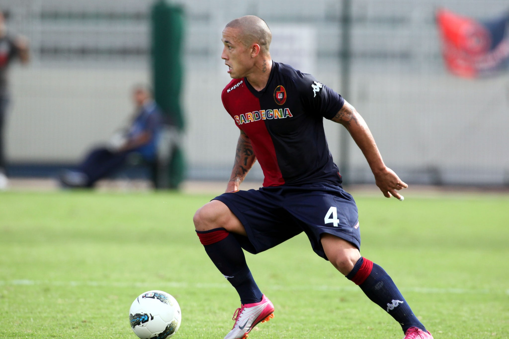 Nainggolan con la maglia del Cagliari, club che lo fece conoscere al calcio internazionale