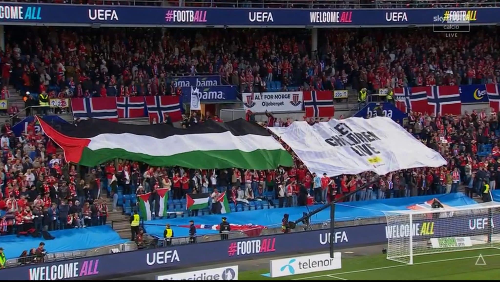 Bandiere palestinesi allo stadio di Oslo.
