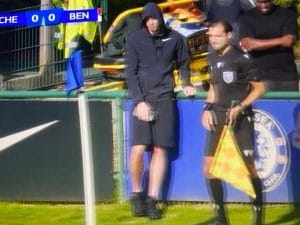 Cosa-ci-faceva-Palmer-incappucciato-a-bordo-campo_-la-trovata-per-Chelsea-Benfica-di-Youth-League-1-300x225.jpg