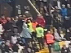 Due tifosi provano a fare invasione durante Italia-Israele: steward in azione, tensione sugli spalti