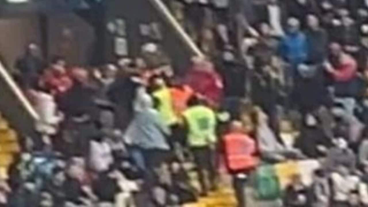 Due tifosi provano a fare invasione durante Italia-Israele: steward in azione, tensione sugli spalti