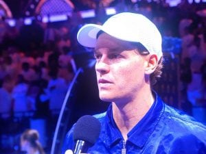 Sinner batte Djokovic e gli dicono di &#8220;smetterla di maltrattare gli anziani&#8221;: Jannik risponde con classe