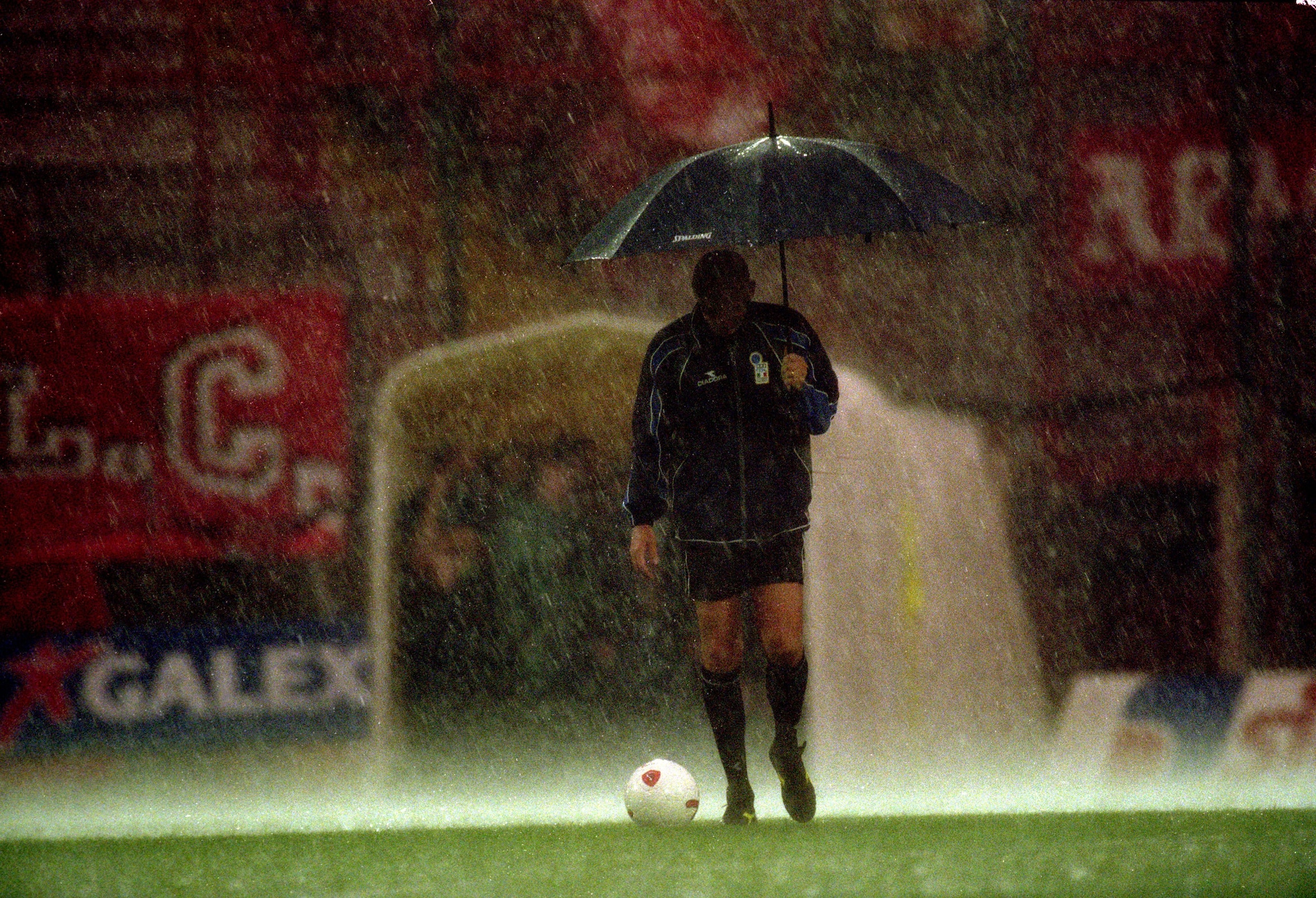 Collina in campo con l’ombrello.