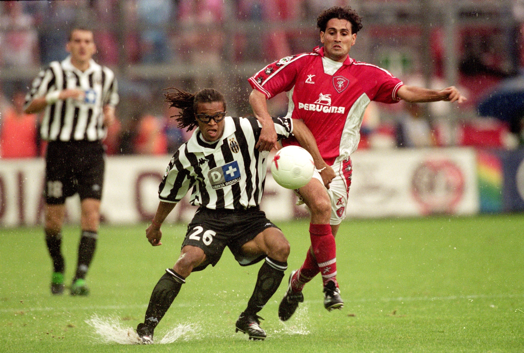 Un frangente di Perugia–Juventus in cui si vede il campo allagato.