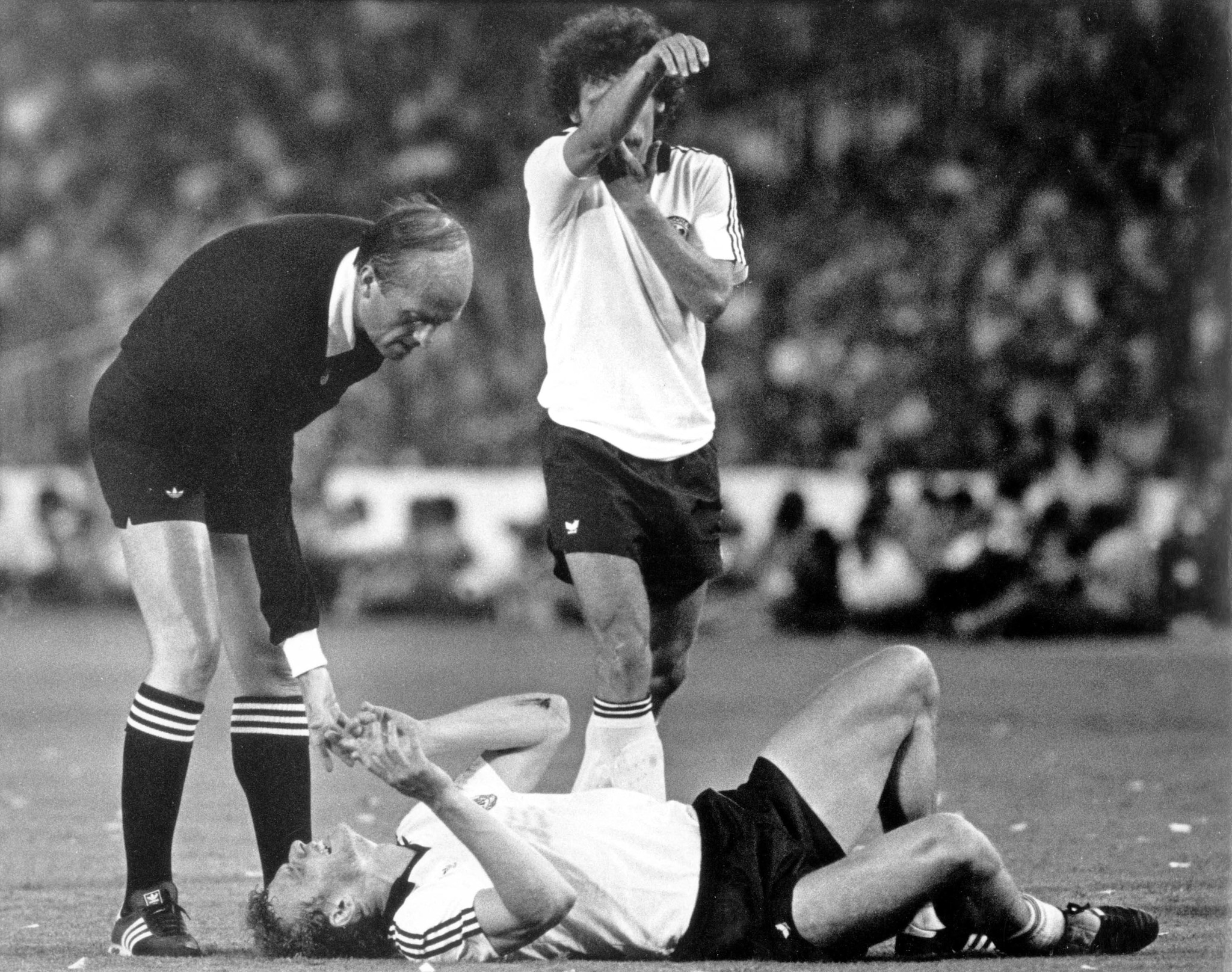 Casarin durante Germania–Spagna ai Mondiali del 1982.