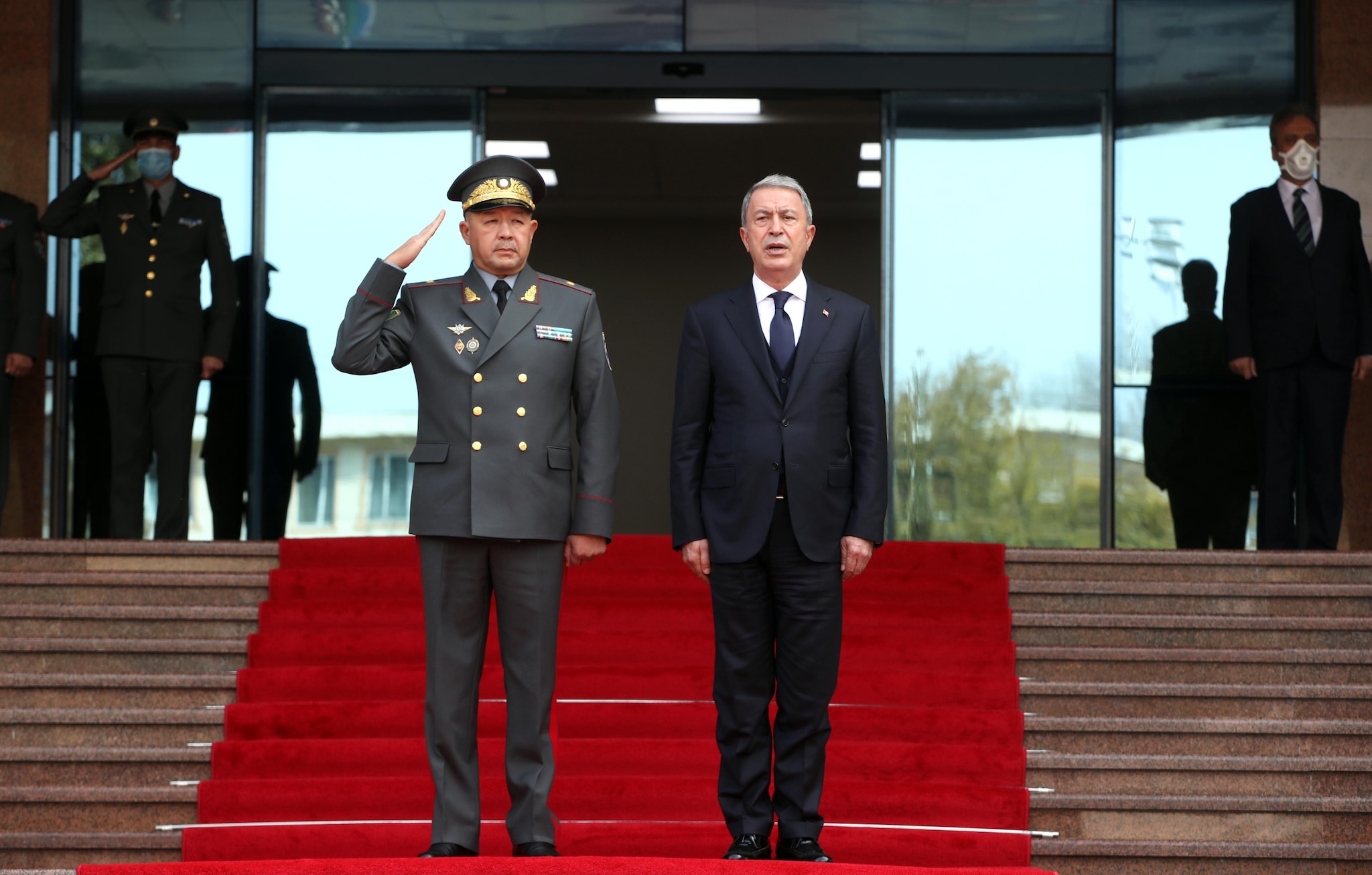 Kurbanov in uno scatto insieme al ministro della difesa turco.