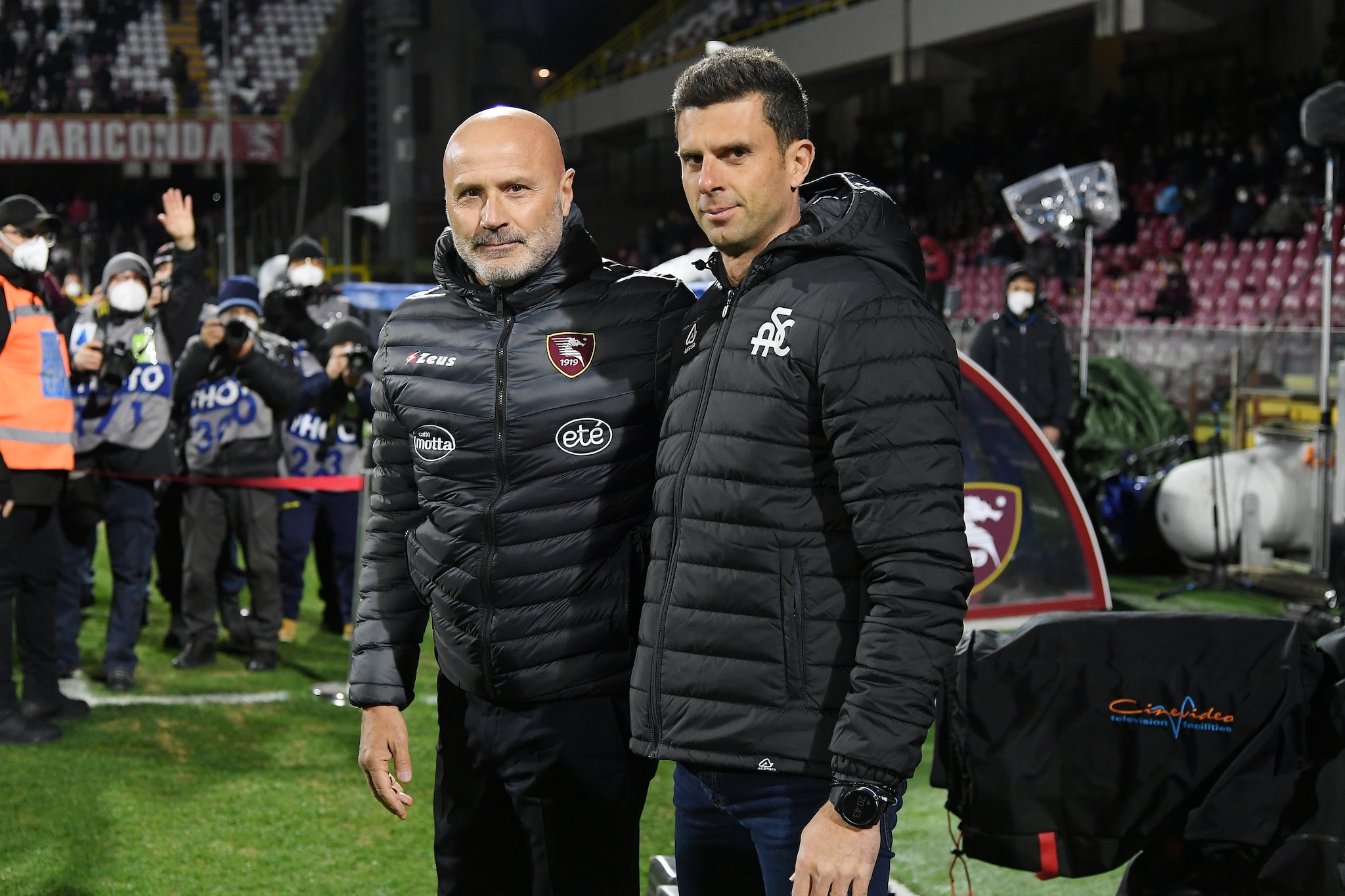 Colantuono in un Salernitana–Spezia del 2022 con Thiago Motta.