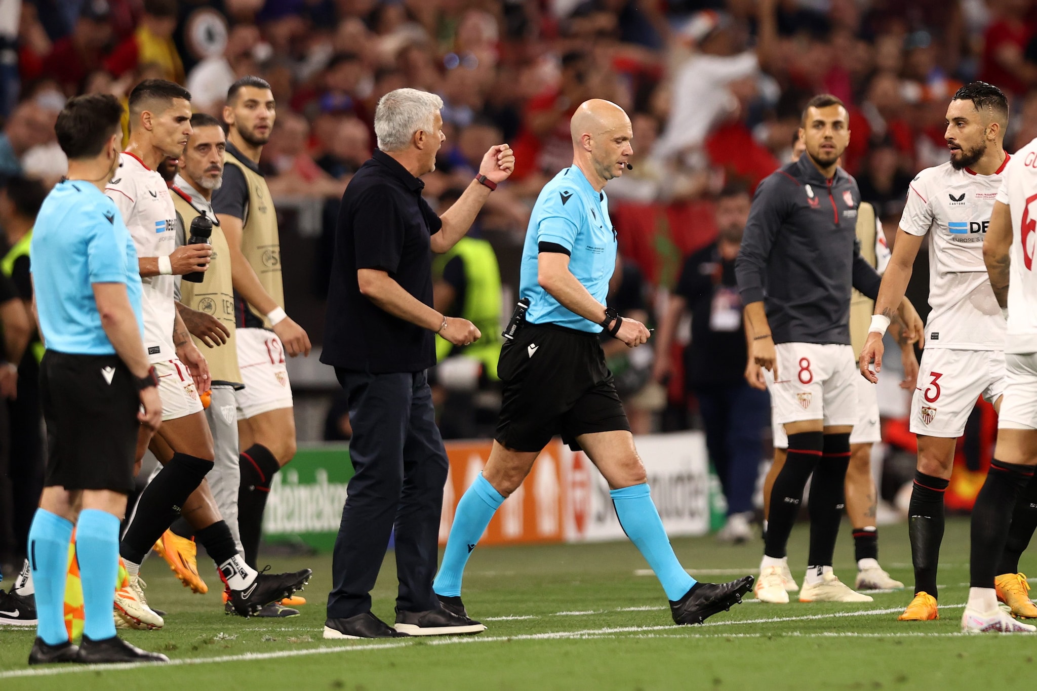 Mourinho furioso con l’arbitro Taylor.