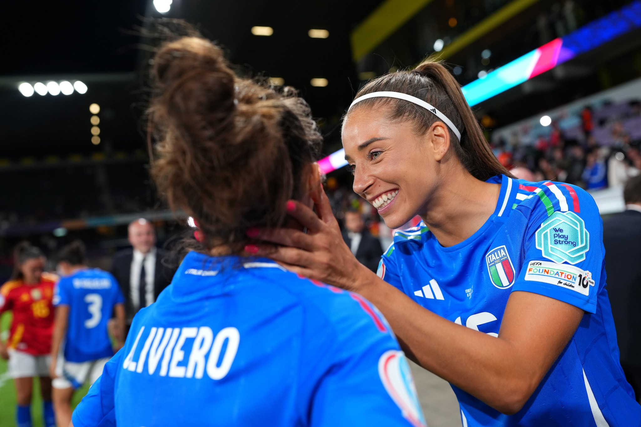 Goldoni con la maglia dell’Italia femminile.