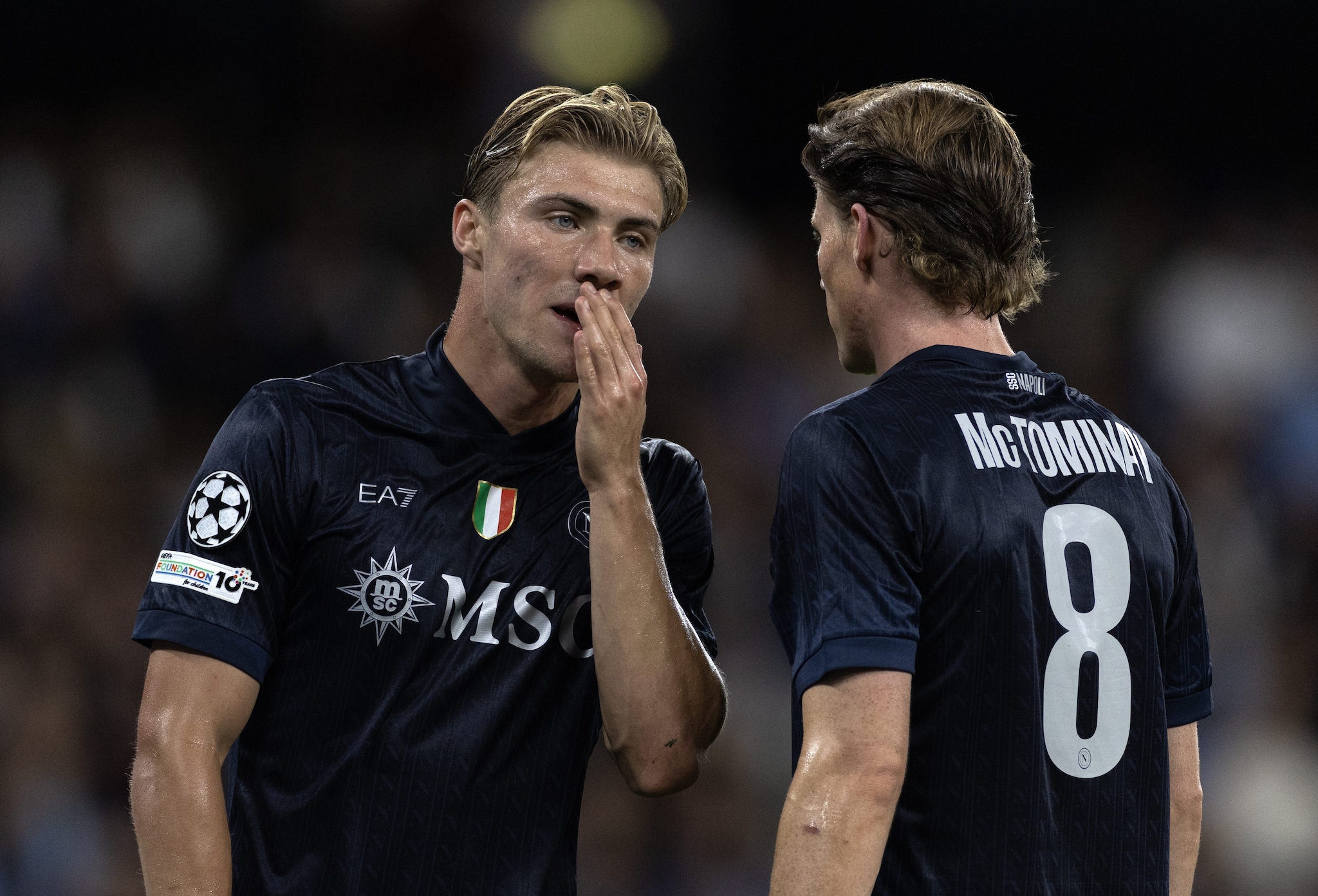 Hojlund e McTominay in campo con la maglia del Napoli.