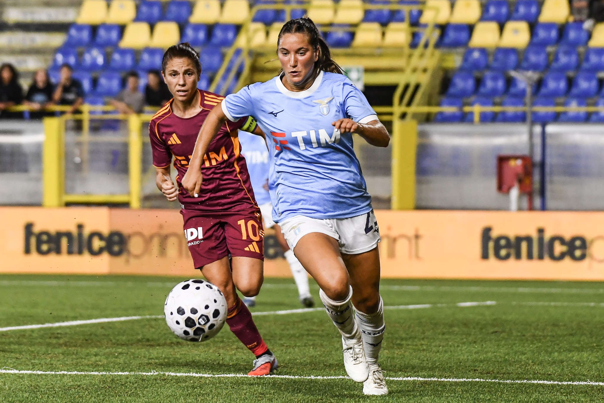 Vernis in azione contro la Roma nel derby.