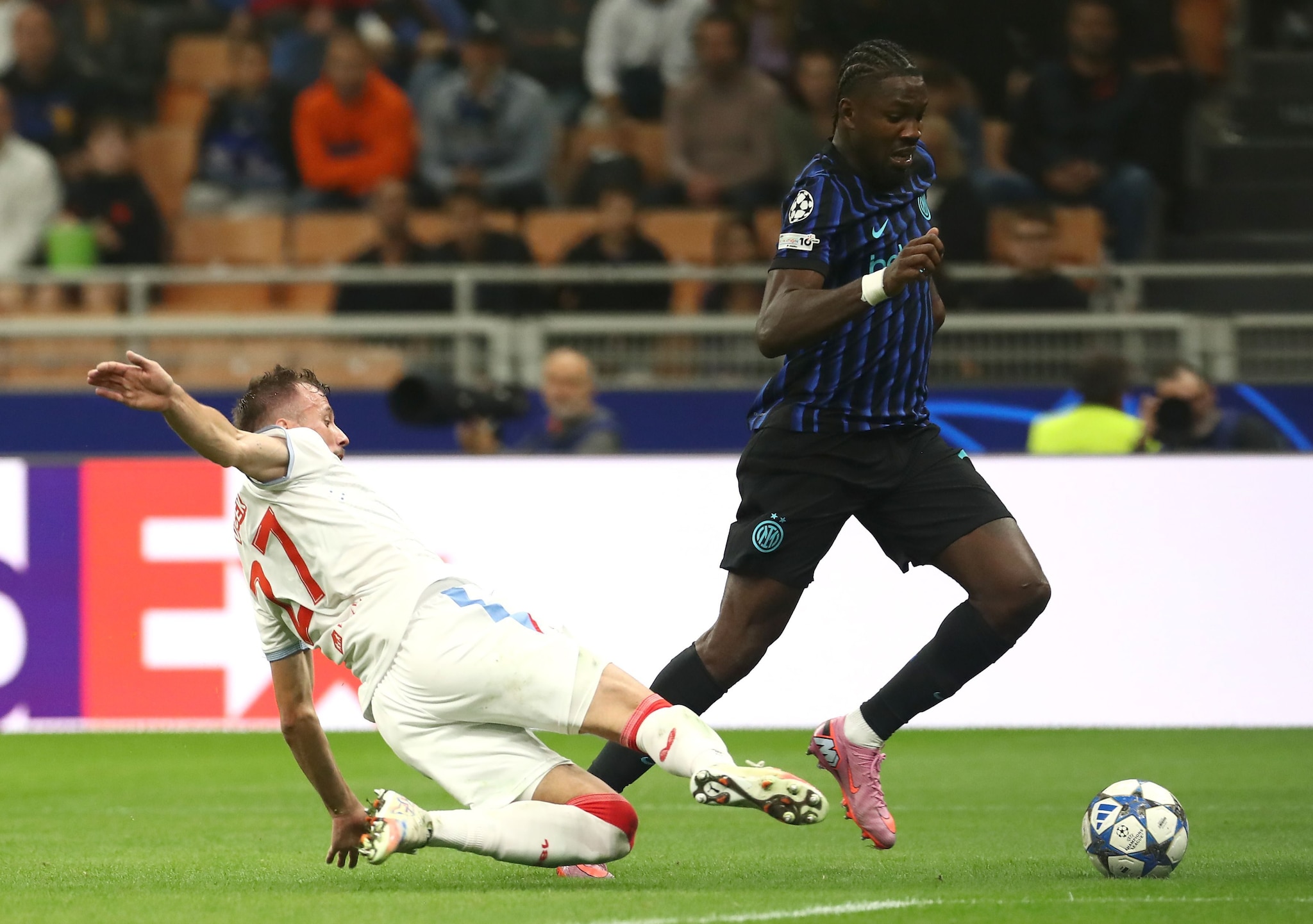 Thuram in azione contro lo Slavia Praga.