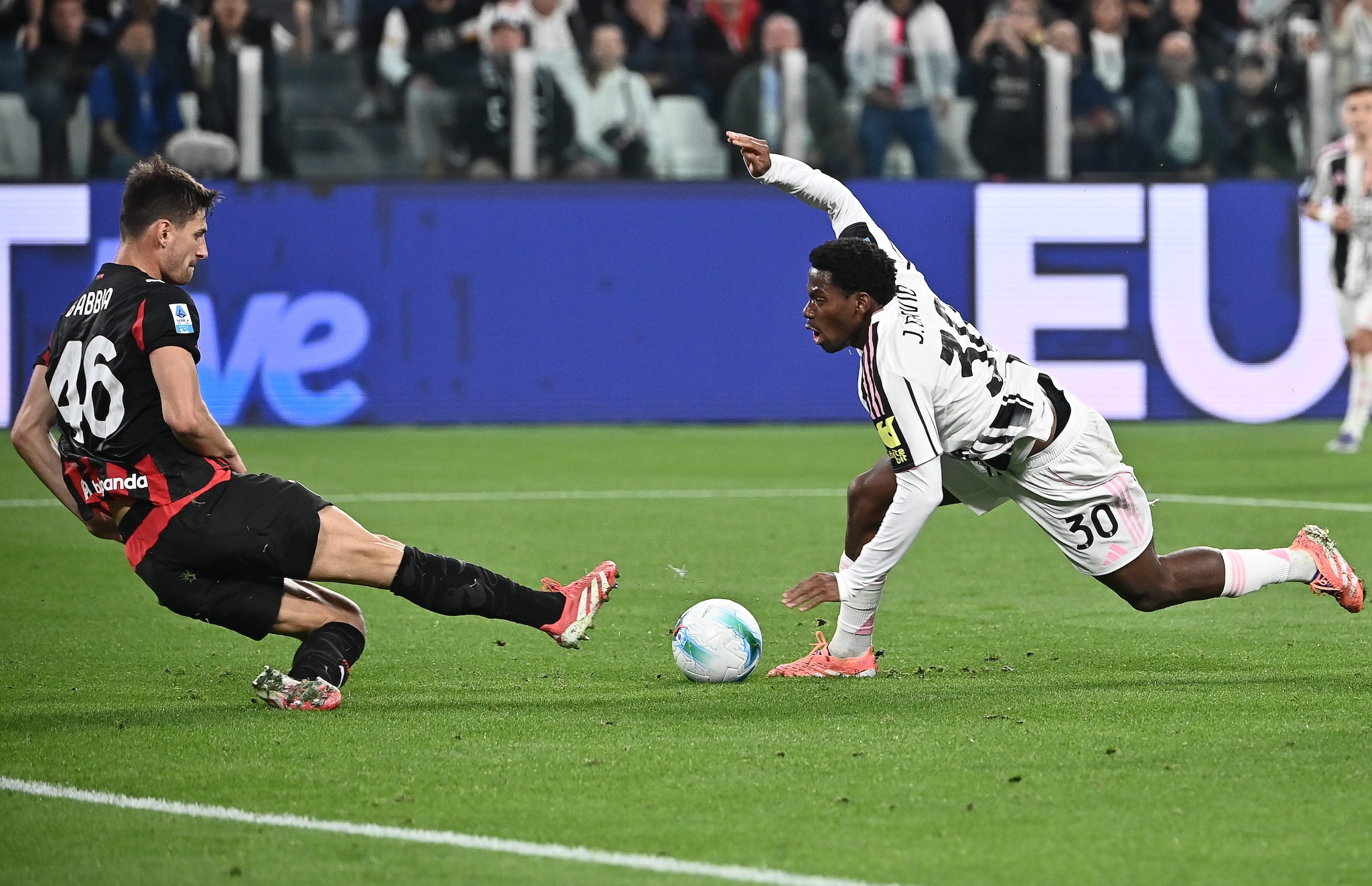 La caduta di David prima di calciare in porta.
