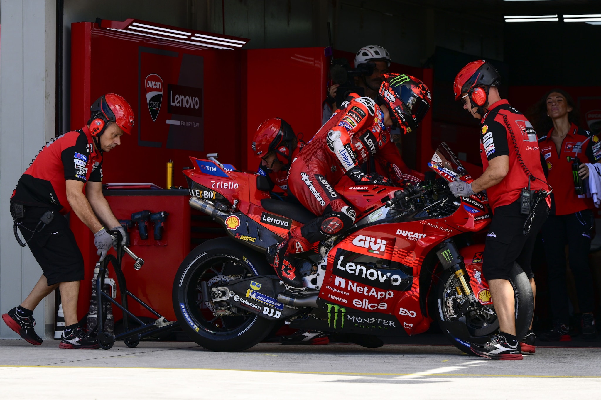 Bagnaia nel box Ducati.