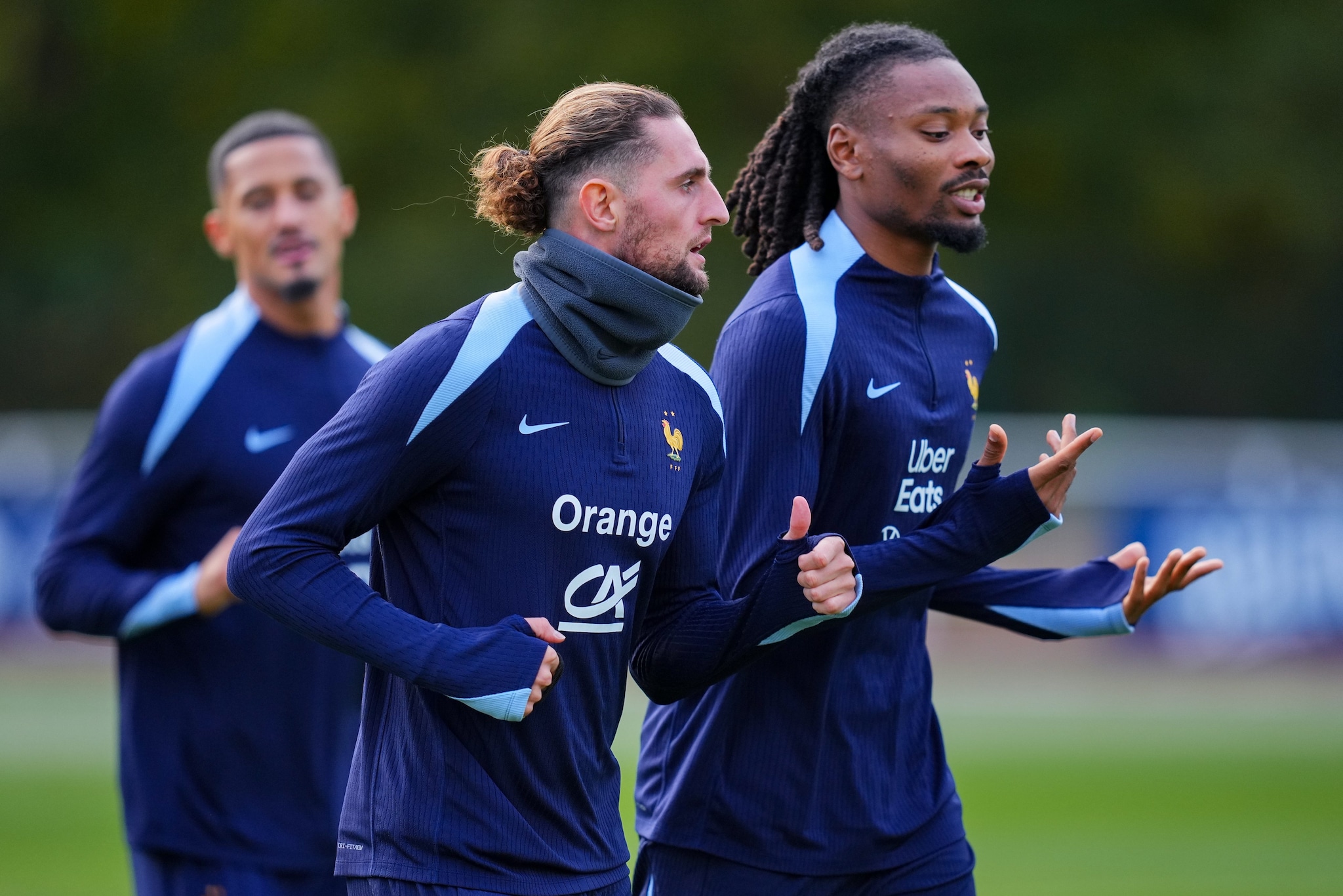Rabiot con lo juventino Thuram durante il ritiro con la nazionale francese.