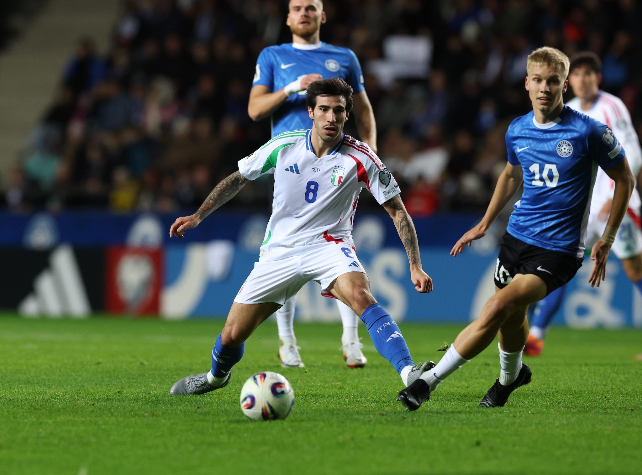 Tonali in azione contro l’Estonia.