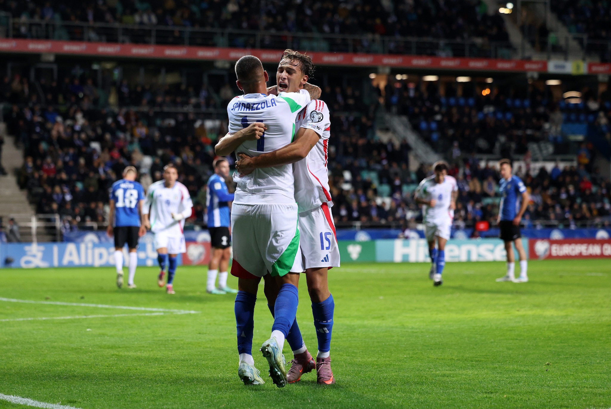 L’abbraccio di Pio Esposito con Spinazzola dopo il gol.