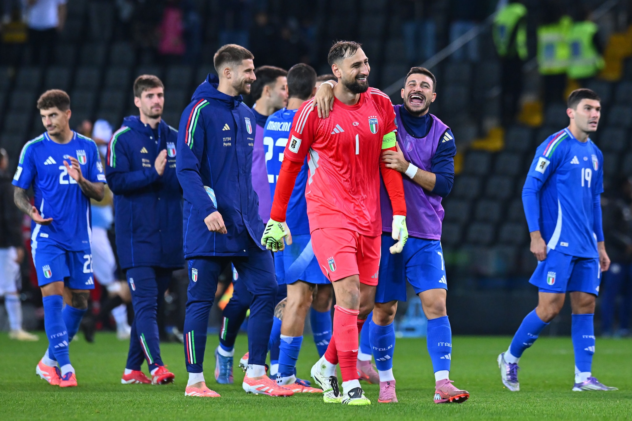 Donnarumma festeggiato dai suoi compagni di squadra a Udine.
