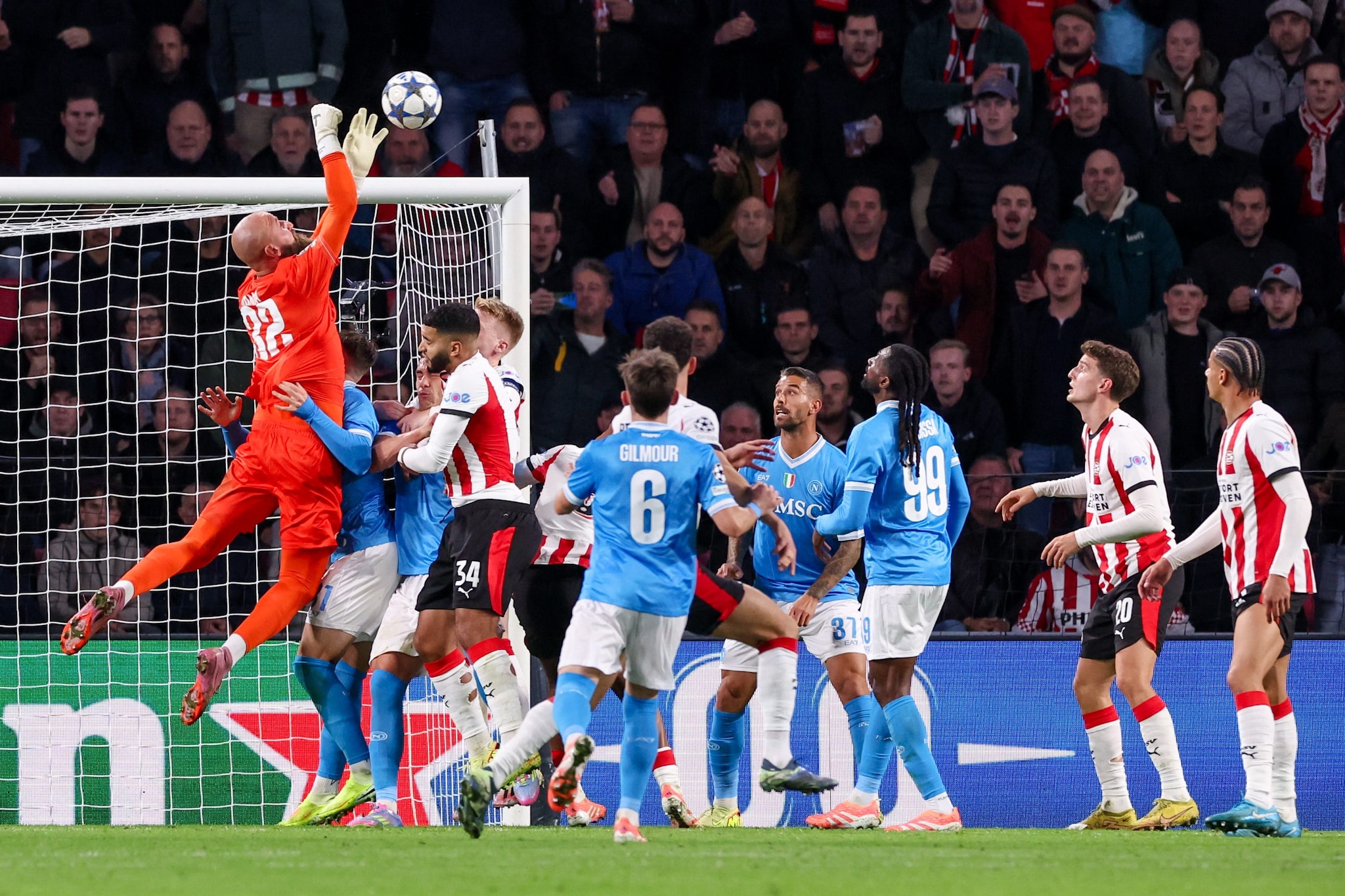 Un momento della partita tra PSV e Napoli.