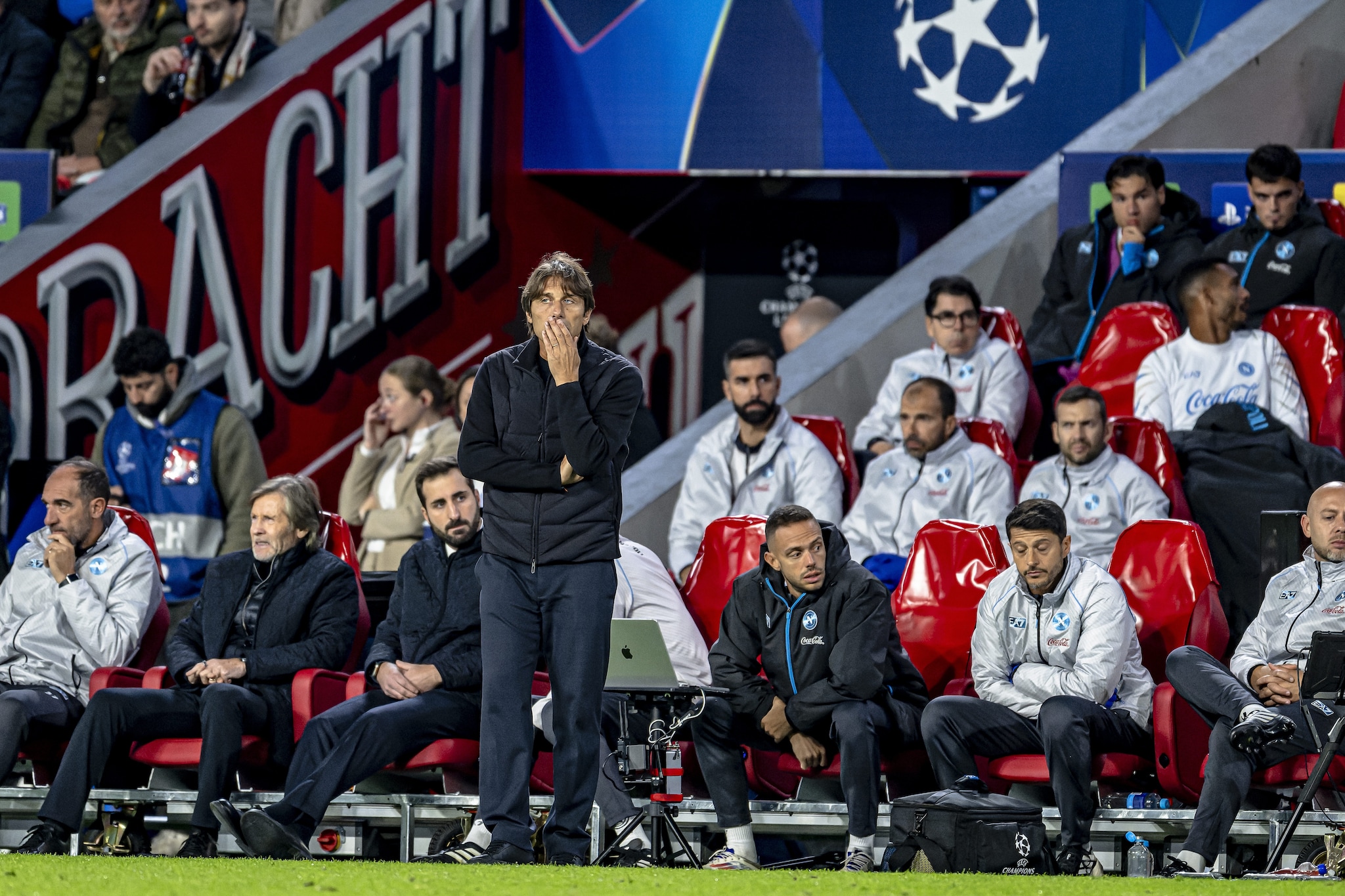 Conte preoccupato sulla panchina del Napoli contro il PSV.