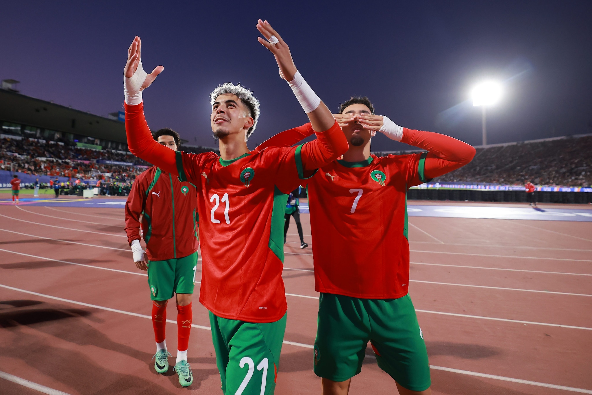 La vittoria del Marocco sull’Argentina e l’esultanza dei giovani calciatori.