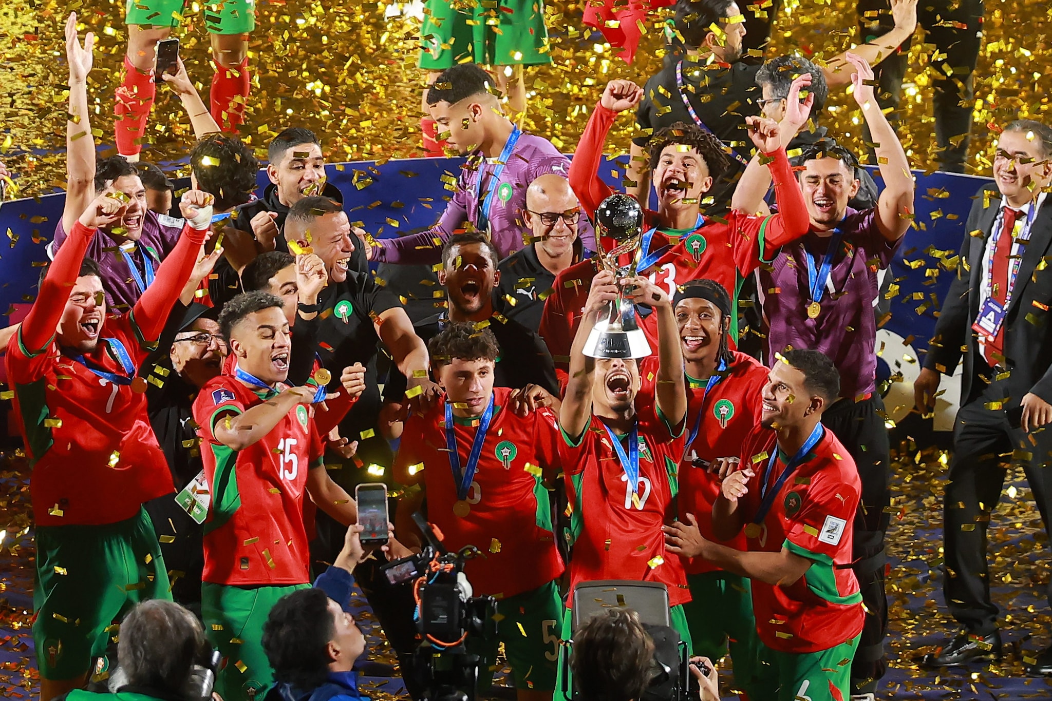Il momento in cui il Marocco U20 ha alzato il trofeo.