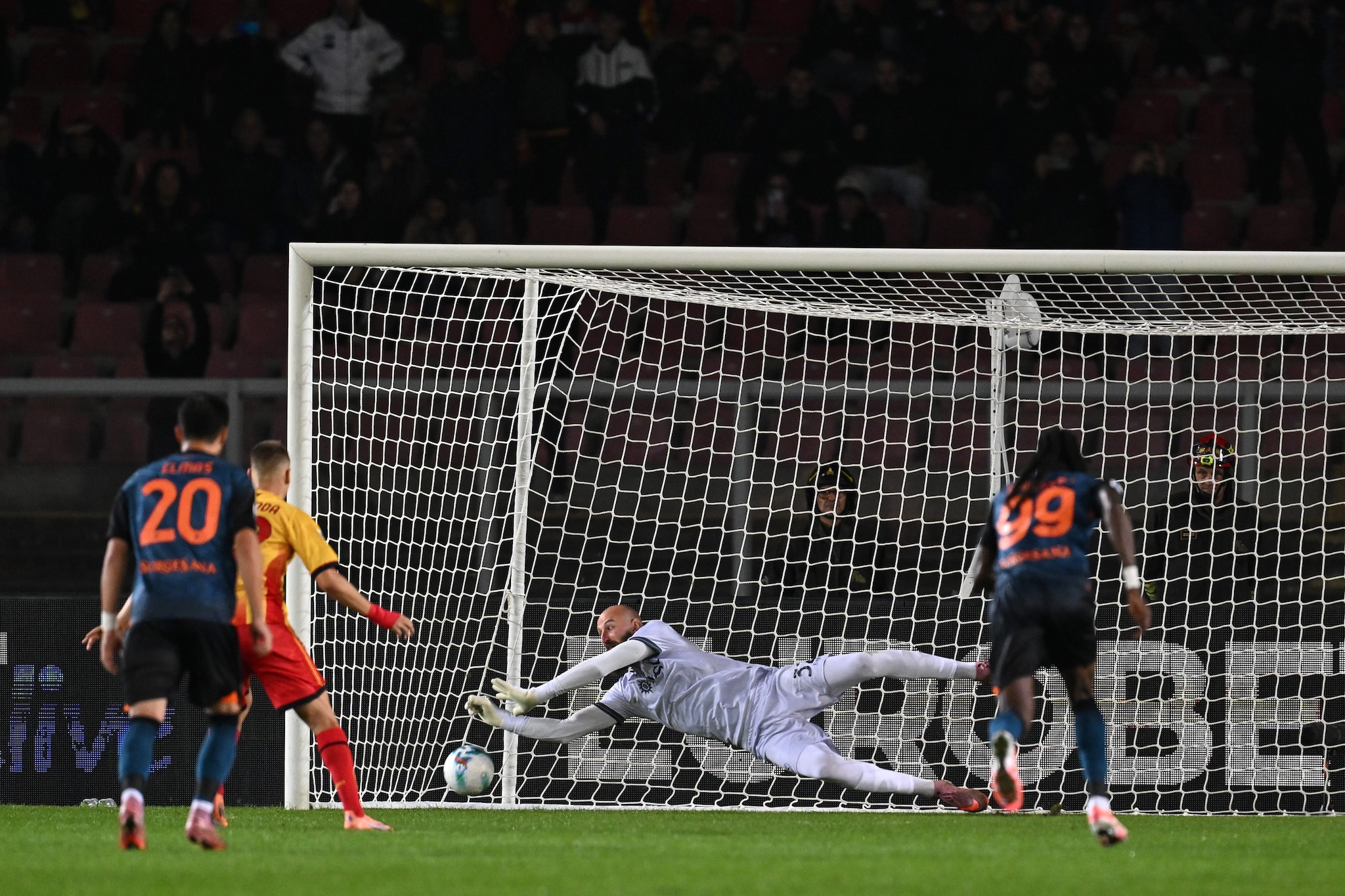 La parata di Milinkovic–Savic sulla conclusione di Camarda dal dischetto in Lecce–Napoli