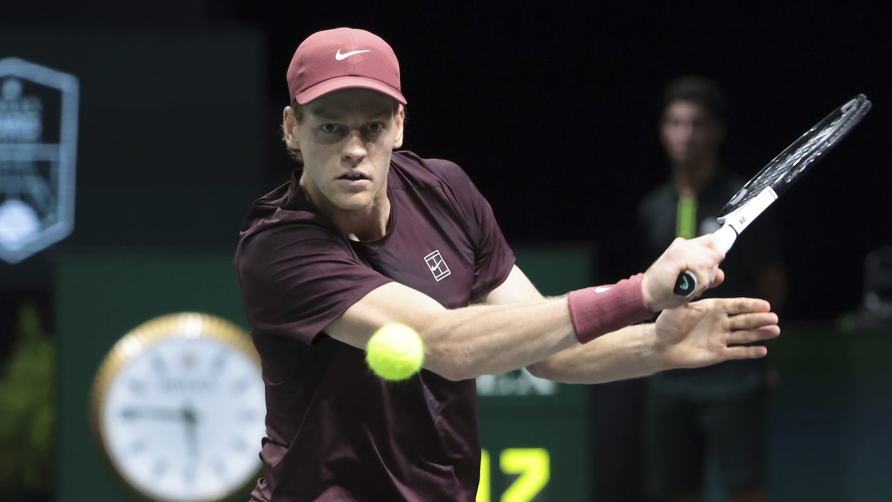 Sinner batte Cerundolo 7-5, 6-1 all'ATP Parigi: sfiderà Shelton al prossimo turno