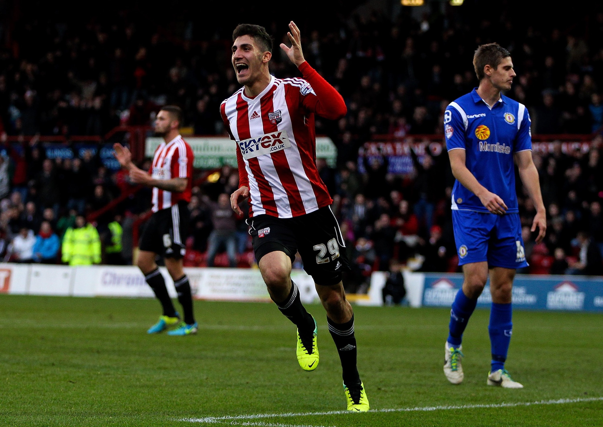Trotta esulta dopo un gol con il Brentford.