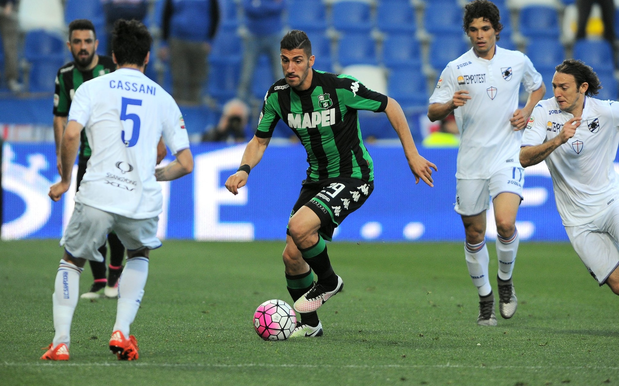 Trotta con la maglia del Sassuolo.