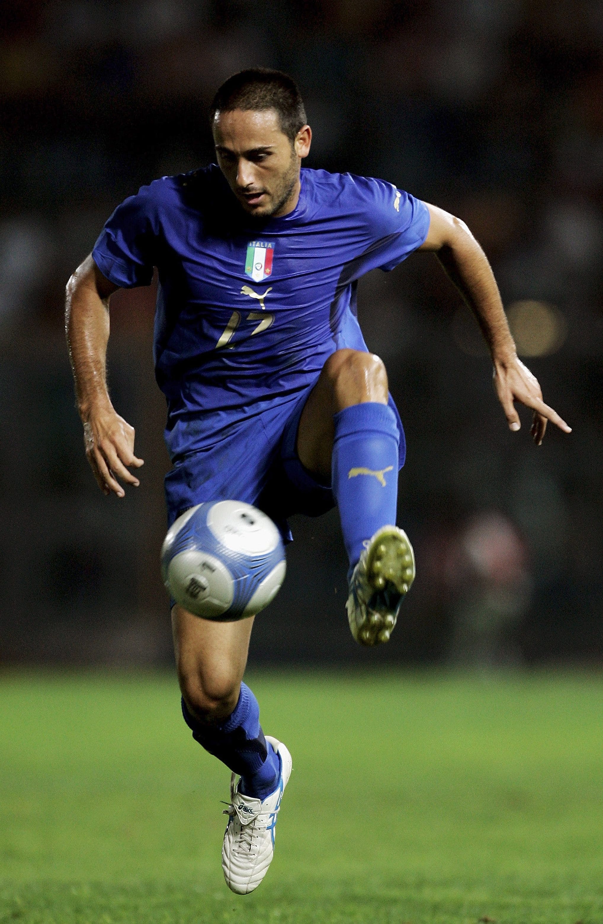 Di Michele con la maglia dell’Italia prima dei Mondiali 2006.