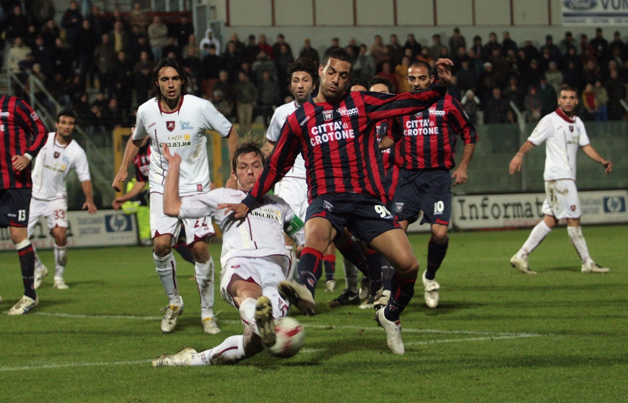 Mendicino con la maglia del Crotone.