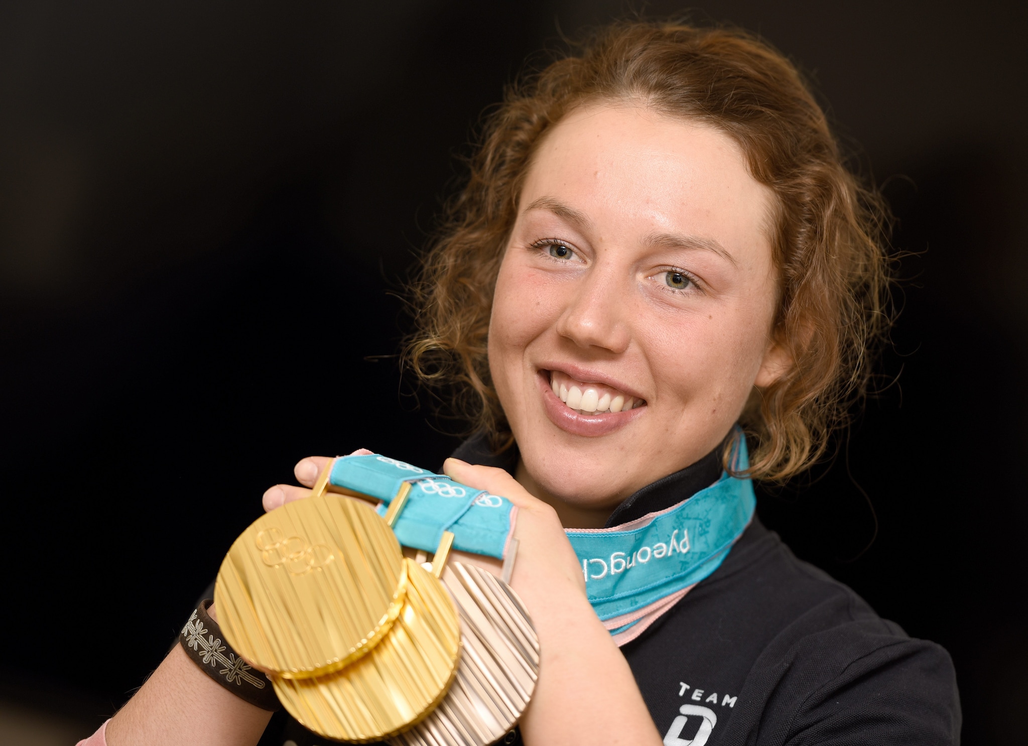 Laura Dahlmeier con le medaglie, due ori e un bronzo, vinte alle Olimpiadi di Pyeongchang nel 2018