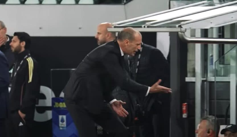 Allegri spiega alla panchina di puntare Rugani.