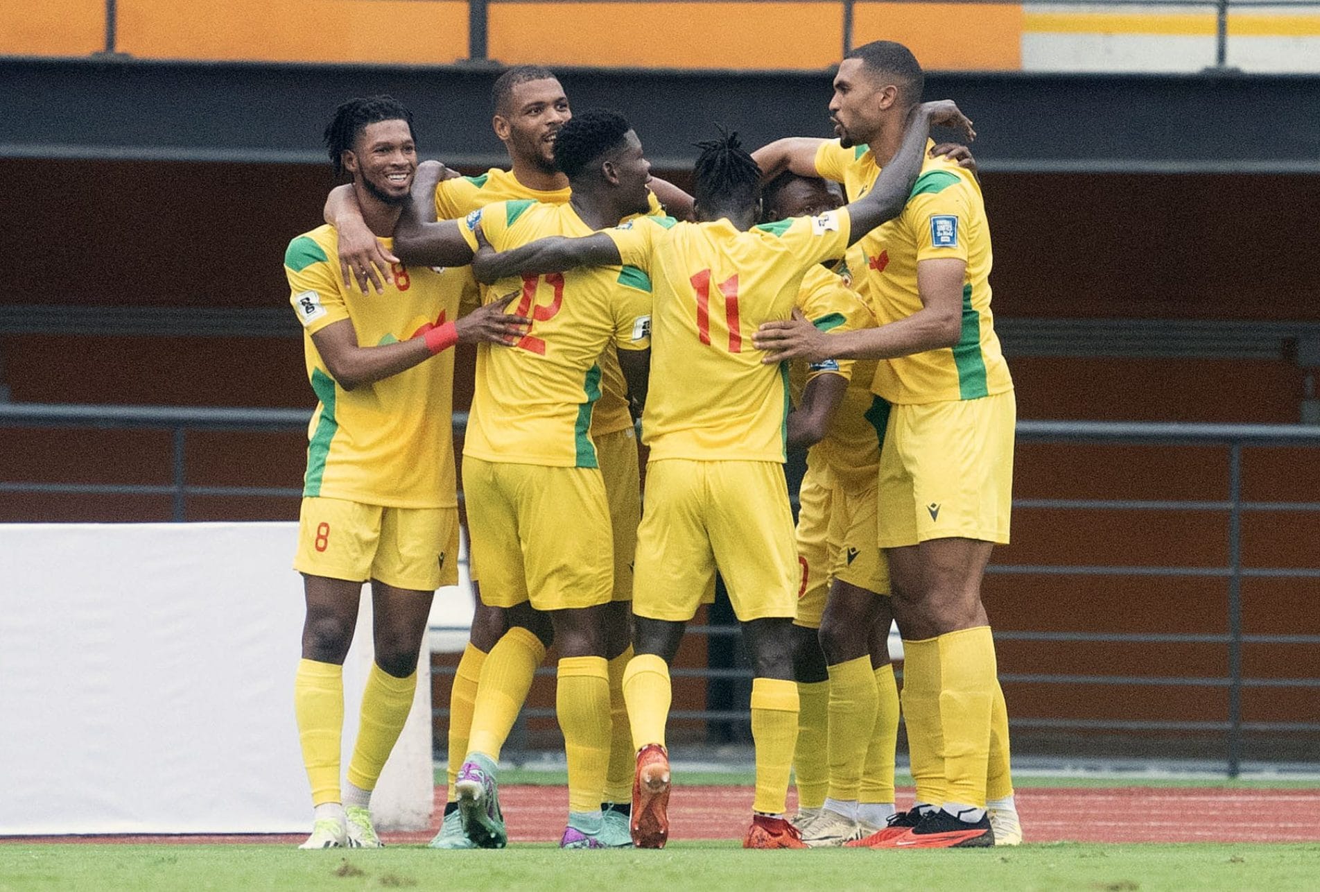 L’esultanza dei calciatori del Benin dopo un gol.