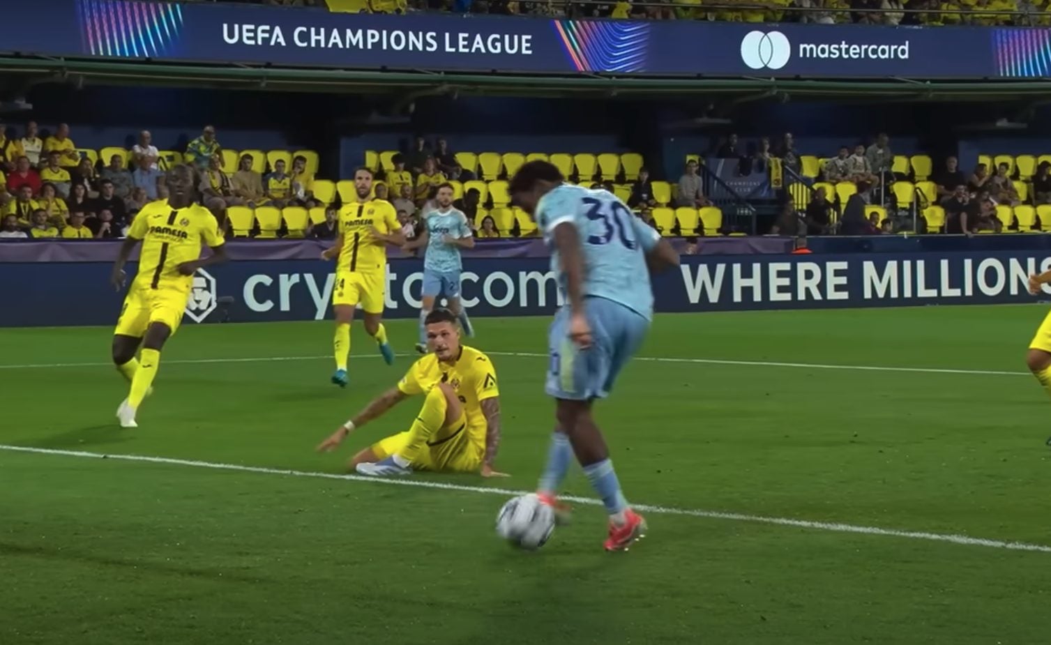 Il momento in cui David colpisce quasi di tacco il pallone.