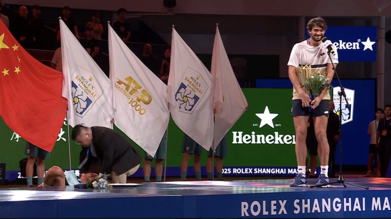 Rinderknech in lacrime, si accascia durante il discorso di Vacherot: "Abbiamo bisogno di aiuto"