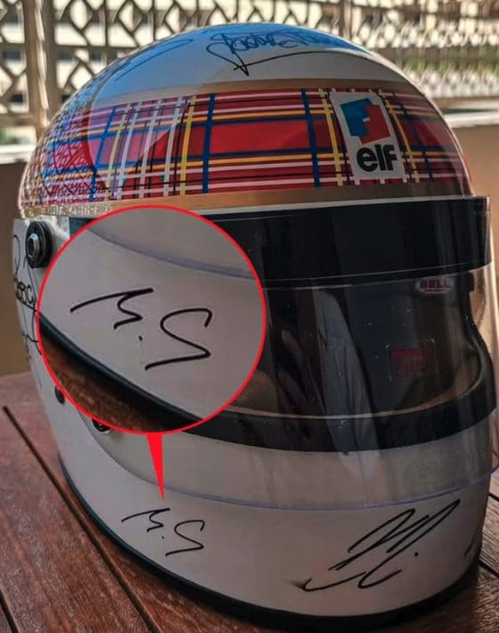 Il casco che Michael Schumacher ha firmato, probabilmente con l’aiuto della moglie, per l’asta benefica organizzata da Jackie Stewart.