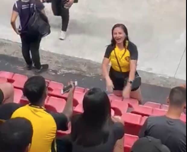 Il momento in cui la donna sale sugli spalti e scopre tutto.