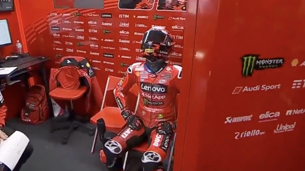 Bagnaia penultimo nella Sprint in Australia: quando torna al box Ducati la scena è sconfortante