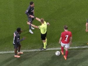 Arbitro colpito da un bicchiere in Standard-Anversa, calciatori di casa disperati: cosa succede ora