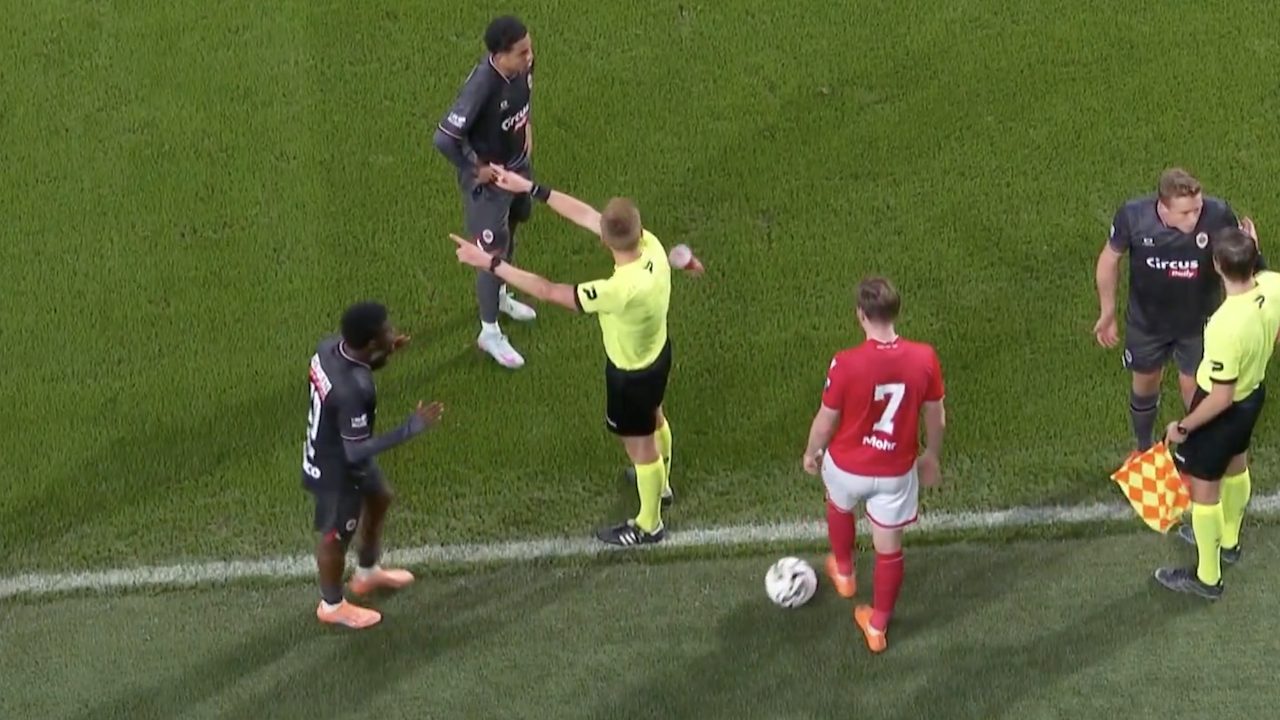 Arbitro colpito da un bicchiere in Standard-Anversa, calciatori di casa disperati: cosa succede ora