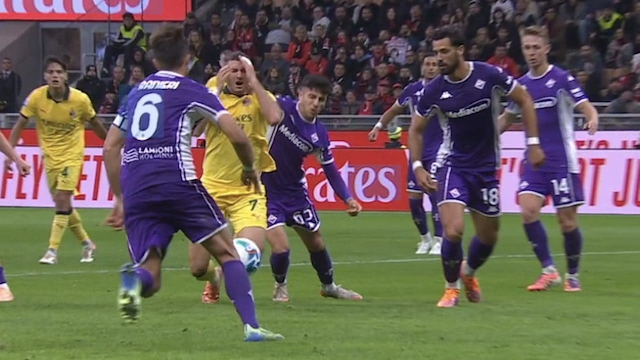 Perché il rigore su Gimenez in Milan-Fiorentina è stato assegnato contraddicendo il protocollo VAR